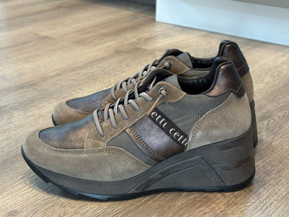 Cetti C-1426 SRA Ante Mesh Oxido Sneaker Cuña Piel Taupe Mujer