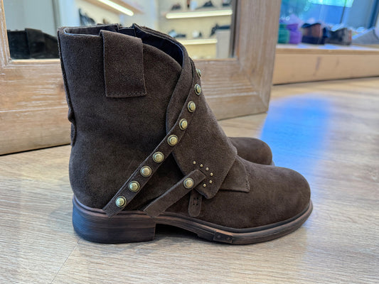 Botin Piel Serraje Tachas MarrónQ1700-02R Mujer